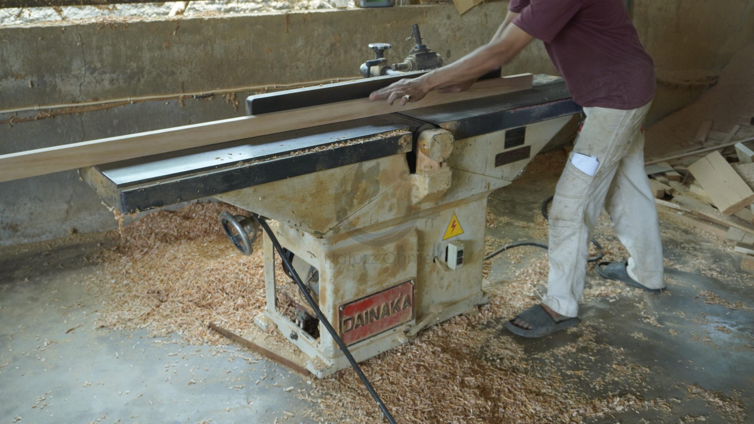 Machine Cutting Wood